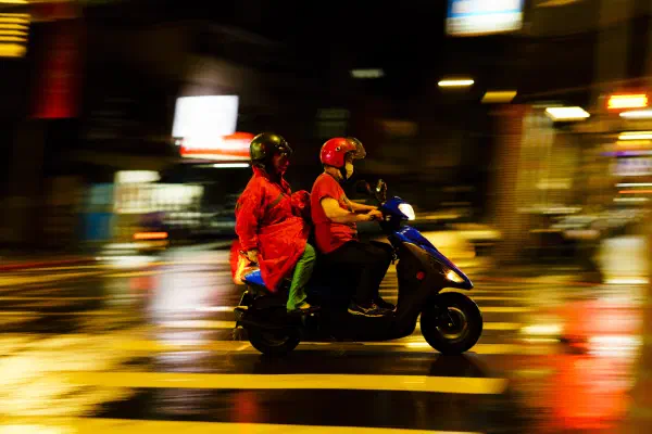 台北秋天雨夜後街邊追焦