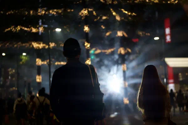 信義區的🎃萬聖節, 有求婚的、有匆匆路過的也有坐在第一排看演出的